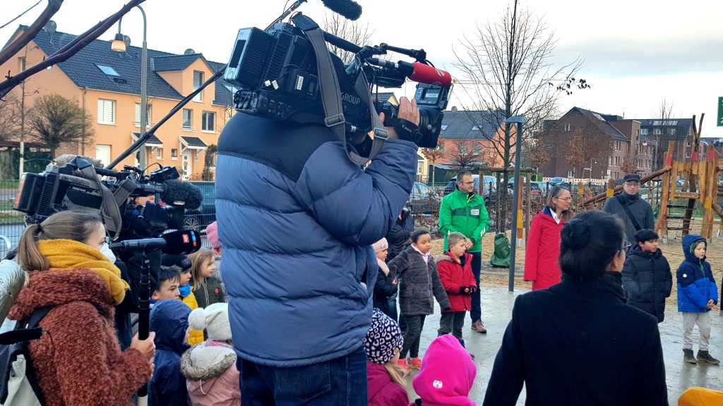 6.000 Kinderwarnwesten für alle Schulanfänger übergeben -  Landesverkehrswacht Bremen e.V.